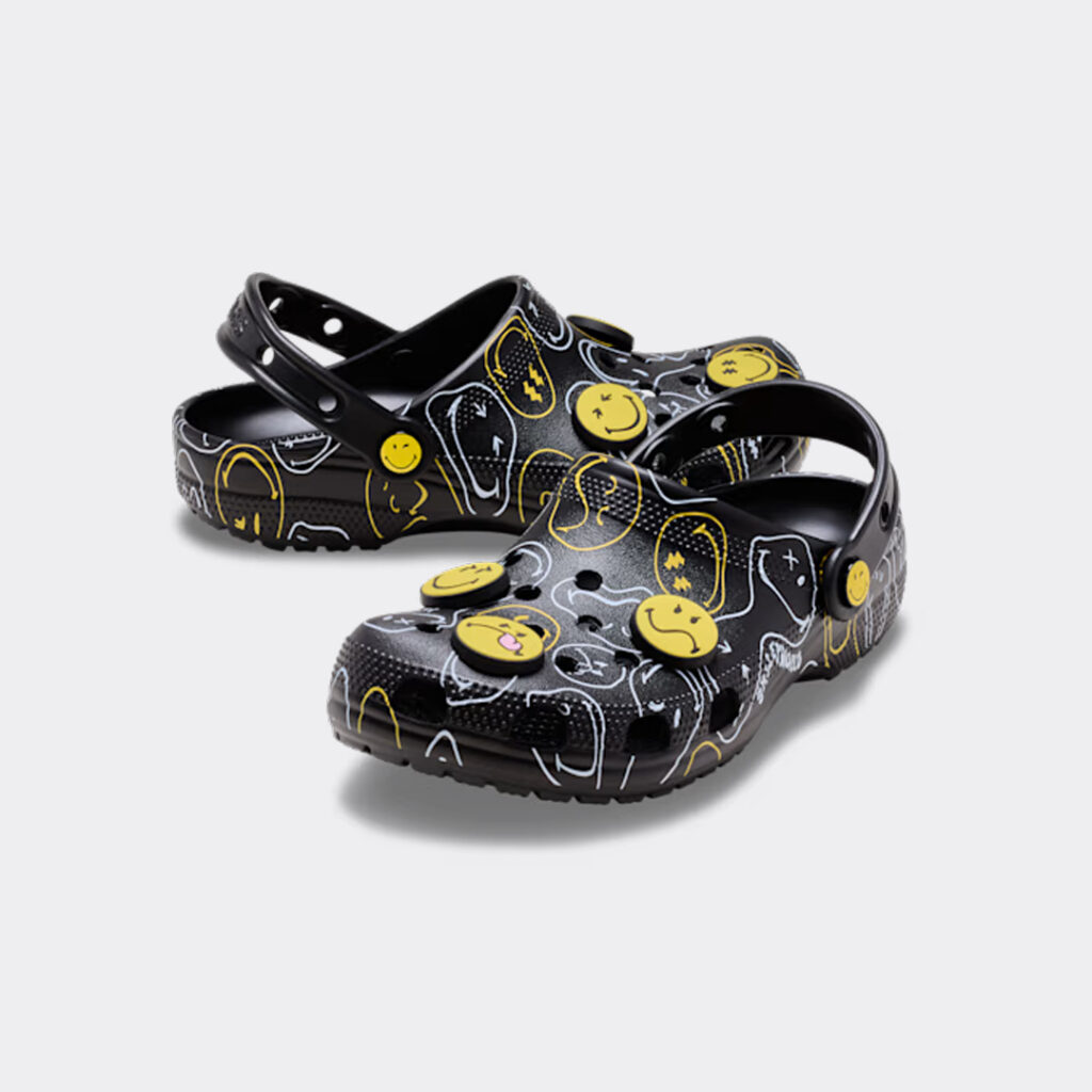 crocs-smileyworld-classic-clog-211693-90h-1