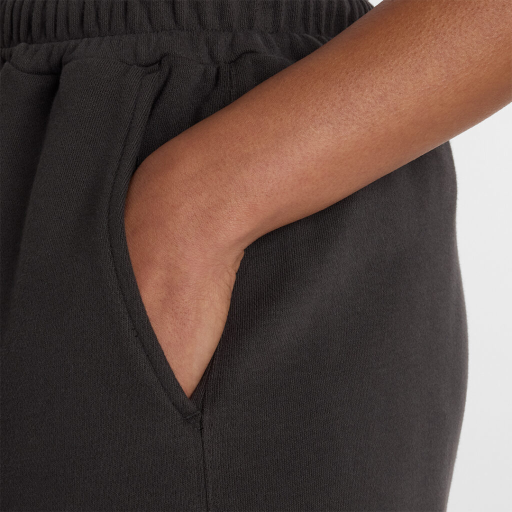 new-balance-coastal-fleeece-bermuda-short-wb61h5v6-abr-black-4