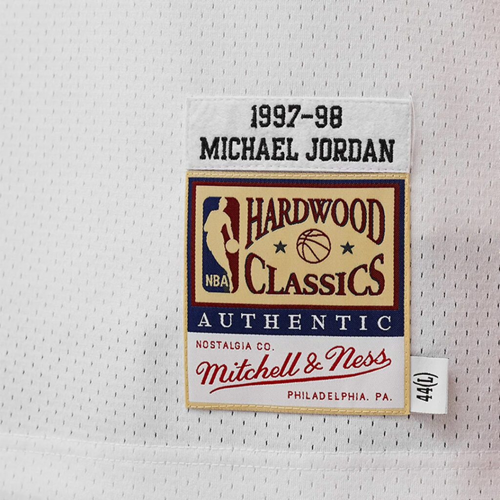 mitchell-and-ness-michael-jordan-bulls-1997-98-authentic-home-jersey-ajy4gs18398-cbuwhit97mjo-2