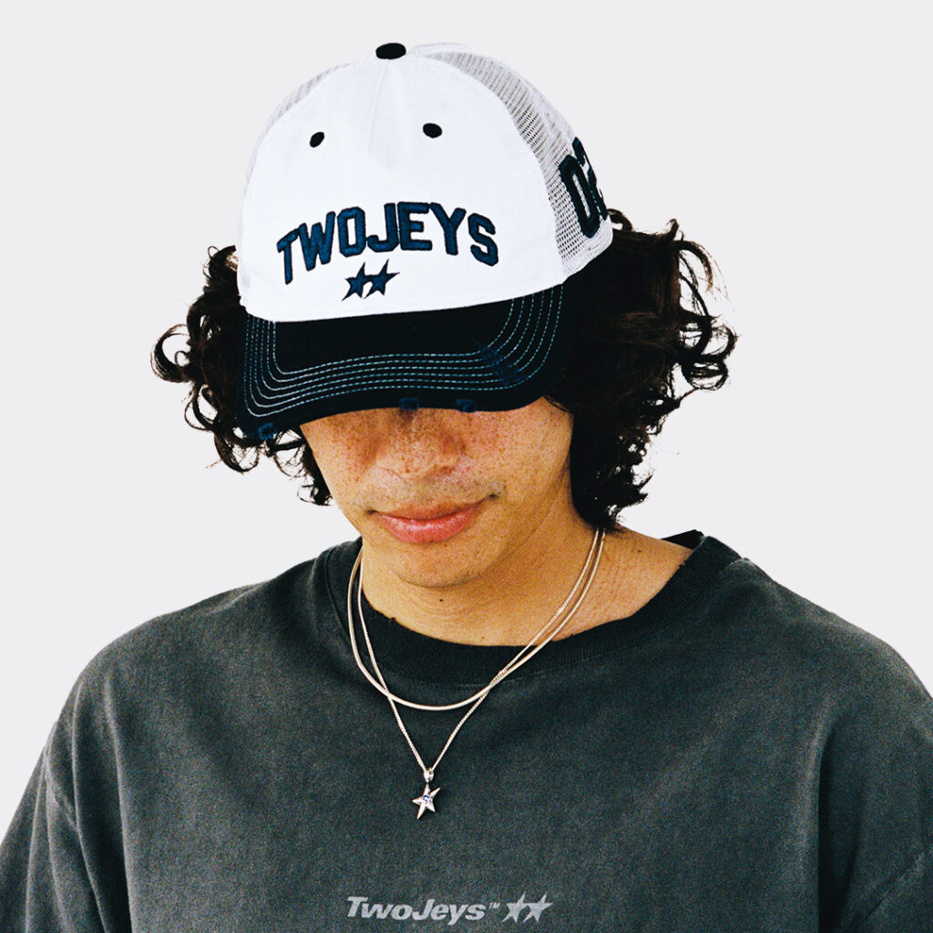 twojeys-white-icon-trucker-314415250-4
